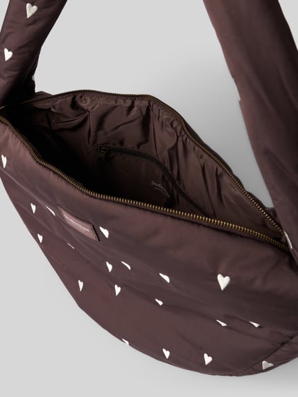 Produktfoto, Handtasche mit Stitchings und Label-Detail von STUDIO NOOS, braune Oberfläche mit weißen Herz-Stitchings, Hauptfach mit Reißverschluss, Label-Detail, Schulterriemen, Maße: Breite 50 cm, Länge 35 cm, Tiefe 11 cm, Schulterriemen 77 cm