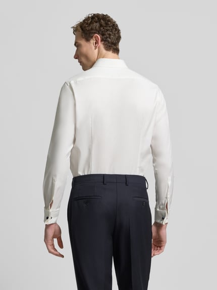 Männermodel draagt Regular Fit Businesshemd aus Twill van Jake*s, wit, langem mouw, haifischkraag, katoen, Ganzkörperansicht Rückansicht.