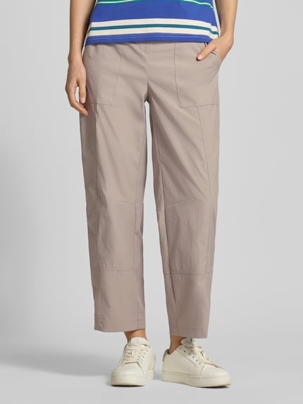 Vrouwenmodel draagt Regular Fit stoffen broek met steekzakken model 'OPHELIA' van Cambio, beige, verkort, elastische band, binnenbeenlengte 69 cm, bandwijdte maat 36, voorkant, detailopname onderlichaam