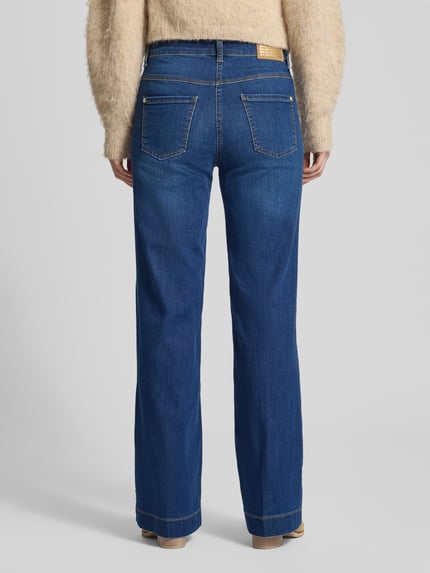 Frauenmodel trägt Wide Fit Jeans mit 5-Pocket-Design von MAC in Blau, lockerer Schnitt, Baumwoll-Mix, Ganzkörperansicht Rückansicht.