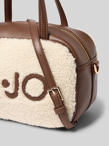 Produktfoto, Handtasche aus Teddyfell Modell 'FERIELLE' von Liu Jo White in Beige und Braun, Logo, strukturierte Oberfläche, Reißverschluss, Schulterriemen