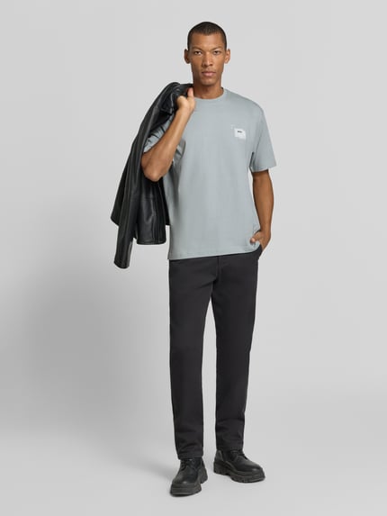 Männermodel trägt Regular Fit T-Shirt aus reiner Baumwolle Modell 'Te_Frame' von BOSS Orange in Hellgrau, Ganzkörperansicht von vorne.