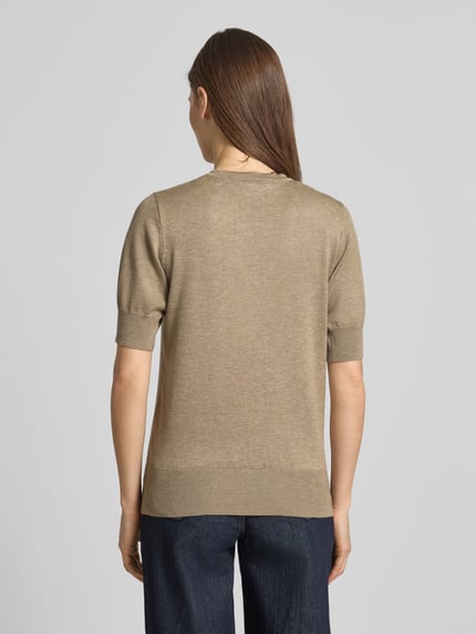 Frauenmodel trägt Strickshirt mit V-Ausschnitt Modell 'Katie' von FREE/QUENT, beige, glatte Textur, Regular Fit, Rückenansicht Ganzkörperansicht.