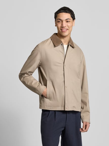 Männermodel trägt Jacke mit Umlegekragen Modell 'GRAHAM' von Jack & Jones in Beige, Regular Fit, Knopfleiste, Ganzkörperansicht von vorne.