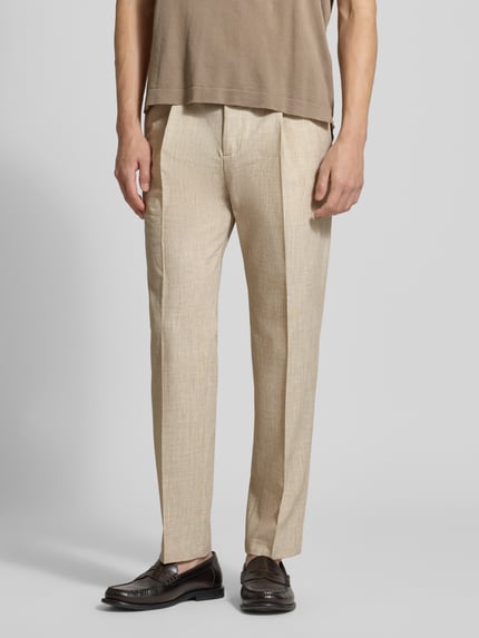 Männermodel trägt Slim Fit heren pak met viscose van CINQUE, model 'CIDATI', materiaalmix, persplooien, steekzakken, detailopname onderlichaam