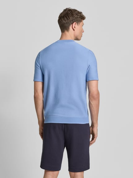 Męski model nosi Regular Fit T-Shirt aus Viskose-Mix Modell 'KN_Globe TS' von BOSS Green w błękicie, imitacja dzianiny, napis z logo, okrągły dekolt, krótki rękaw, mieszanka wiskozy, Ganzkörperansicht Rückansicht.