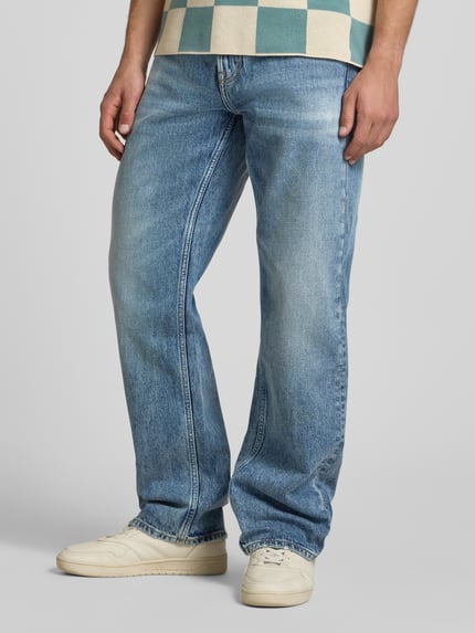 Mannenmodel draagt Regular Fit Jeans uit pure katoen van Calvin Klein Jeans, denim-look, 5-pocket, label patch, regular fit, voorkant volledig te zien.