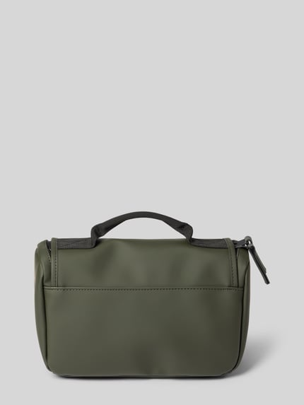 Produktfoto, Kulturtasche mit Label-Print Modell 'Texel Wash' von Rains, Główna przegroda zapinana na zamek błyskawiczny dookoła, nadruk z logo, przegródki wewnątrz, przegródki z siateczki, Szerokość w rozmiarze 1 26 cm, Długość w rozmiarze 1 18 cm, Głębokość w rozmiarze 1 12 cm, Długość paska na ramię w rozmiarze 1 19 cm, kolor oliwkowy, gładka faktura, prostokątny kształt