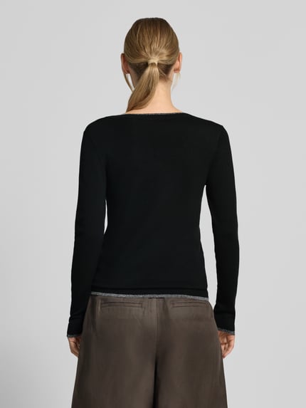 Frauenmodel trägt Slim Fit Longsleeve aus reine Viskose Modell 'Maglia Chiusa' von Liu Jo White in Schwarz, Rückenansicht, Ganzkörperansicht Rückansicht.