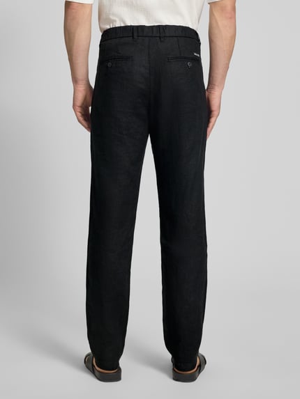 Männermodel trägt Tapered Leinenhose mit Gürtelschlaufen Modell 'OSBY JOGGER' von Marc O'Polo, Optik: Unifarben, Passform: Tapered, Bundfalte, Seitliche Eingrifftaschen, Gesäßtaschen, Verschluss: Knopf und Reißverschluss, Material: Leinen, Ganzkörperansicht Rückansicht.