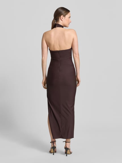 Männermodel trägt Slim Fit Abendkleid mit Stehkragen von Laona, brązowy kolor, krój slim fit, długość maxi, zapięcie na zamek, dekolt halter, Szerokość w rozmiarze 36: 38 cm, długość tyłu w rozmiarze 36: 145 cm, Ganzkörperansicht Rückansicht.