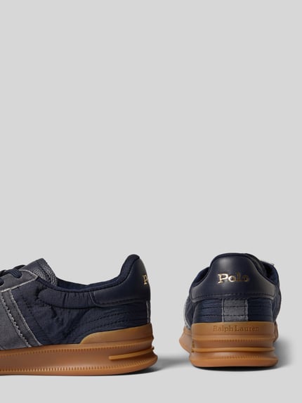Produktfoto, Low Top Sneaker aus echtem Leder Modell 'AERA' von Polo Ralph Lauren in Dunkelblau, Lederoptik, Veloursleder, strukturiert, flache Absatzform, Label-Print, runde Schuhspitze, Schnürung, Sohle mit Struktur, Material Rindsleder