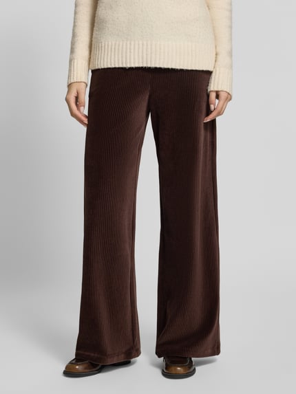 Vrouwenmodel draagt Wide Leg Cordhose aus Baumwoll-Mix van Rich & Royal, dames corduroy broek in katoenmix met stretch, elastische band, frontale close-up.