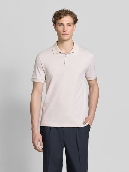 Männermodel trägt Regular Fit Poloshirt aus reiner Baumwolle Modell 'H-PARLAY 102' von BOSS in Bi-Color Optik, Kurzarm, Ganzkörperansicht von vorne.