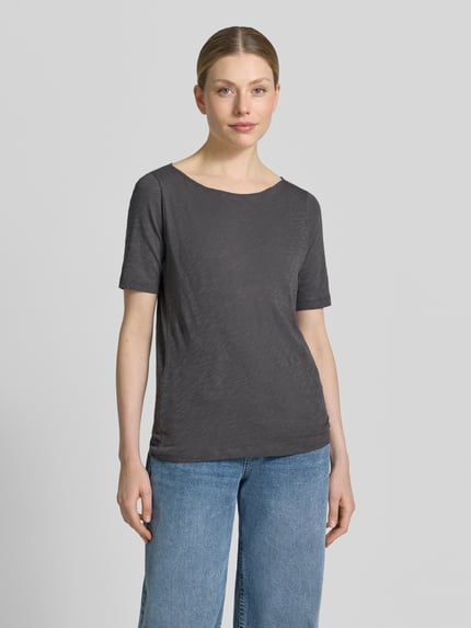 Frauenmodel trägt Regular Fit T-Shirt aus reiner Baumwolle von Marc O'Polo, Optik: Unifarben, U-Boot-Ausschnitt, Kurzarm, Ganzkörperansicht von vorne.