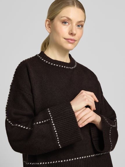 Frauenmodel trägt Strickpullover mit Kontrastnähten Modell 'Roeme' von Neo Noir, Relaxed Fit, Baumwoll-Mix, Nahaufnahme Oberkörper.