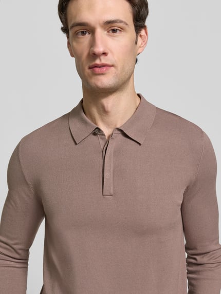 Männermodel trägt Poloshirt mit Feinstrickstruktur Modell 'San Pippo-CV' von HUGO in unifarbener Optik, Nahaufnahme Oberkörper.
