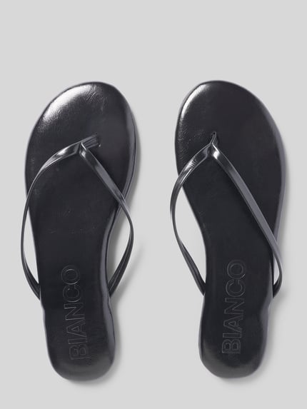 Productfoto, zwarte teenslippers met afgerond model, label in reliëf, lichte structuurzool, hakhoogte maat 39: 1 cm, Zehentrenner met Label-Prägung van BIANCO