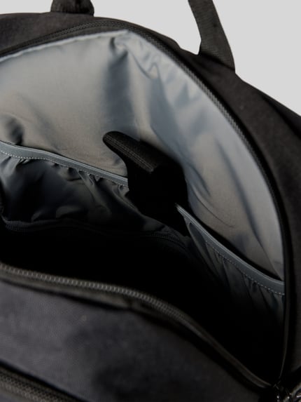 Produktfoto, schwarzer Rucksack mit Logo-Patch Modell 'ALTACAMA' von Quiksilver, Hauptfach mit Reißverschluss, diverse Fächer, silberne Innenfarbe, Kontext: Herren Rucksack