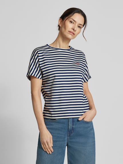 Vrouwenmodel draagt t-shirt met streepmotief model 'Salentine stripe' van OPUS, puur katoen, regular fit, ronde hals, ruglengte maat 36: 56 cm, blauw-wit, stikseldetail, geheelopname voorkant