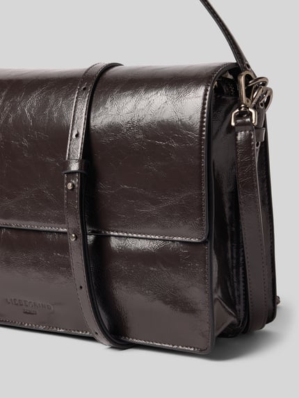 Produktfoto, Crossbody Bag aus echtem Leder Modell 'Audrey' von LIEBESKIND BERLIN, główna przegroda z zamkiem błyskawicznym, odpinany pasek na ramię, naturalna skóra, szerokość w rozmiarze 1: 35 cm, długość w rozmiarze 1: 22 cm, głębokość w rozmiarze 1: 11 cm, długość paska na ramię w rozmiarze 1: 122 cm, ciemnobrązowy połysk, prostokątna forma, widoczna struktura skóry