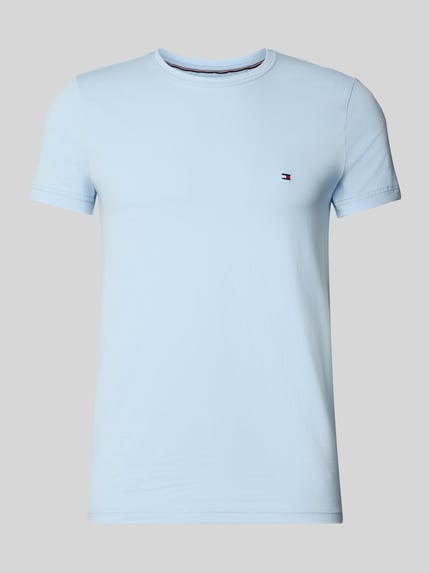 Produktfoto, Slim Fit T-Shirt aus Baumwoll-Mix von Tommy Hilfiger in Hellblau, unifarben, Rundhals, Logo-Detail, kurzarm, Stretch-Material