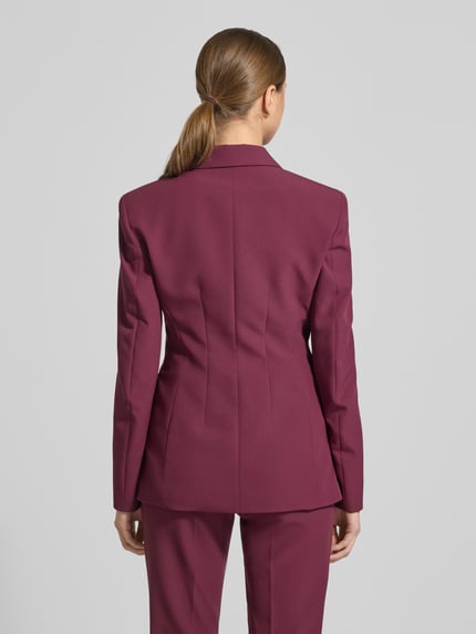 Kobieta modelka nosi Regular Fit Blazer mit steigendem Reverskragen Modell 'ASMALLA-1' von HUGO, gładki, krój regular fit, widok całej sylwetki z tyłu