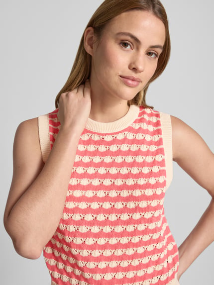 Frauenmodel trägt Regular Fit Pullunder aus reiner Baumwolle Modell 'CORAL REEF' von Vero Moda, Two-Tone-Optik, Strick, Nahaufnahme Oberkörper.