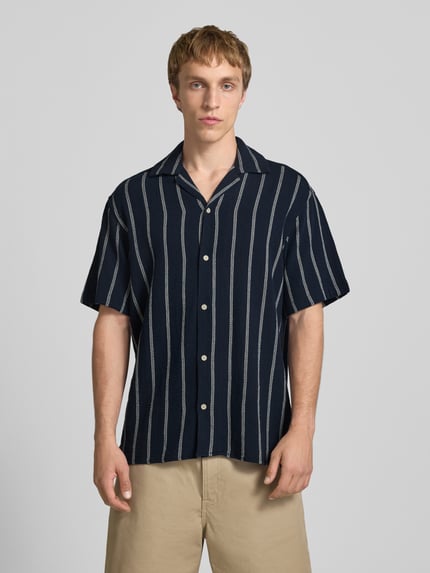 Männermodel trägt Regular Fit Freizeithemd mit Strukturmuster Modell 'COBA' von Jack & Jones, dunkelblau mit weißen Streifen, Baumwoll-Mix, Reverskragen und Knopfleiste, Ganzkörperansicht von vorne.