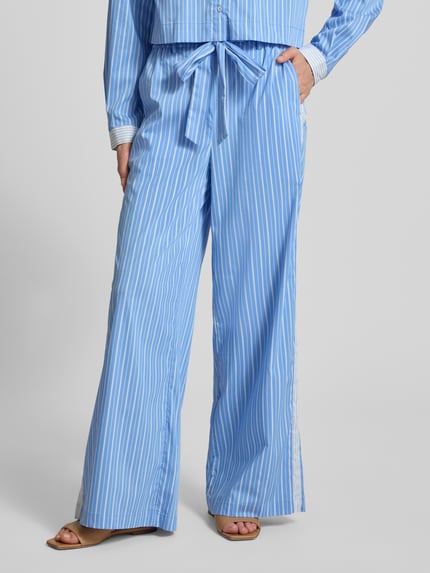 Vrouwenmodel draagt Wide Leg Pants met Bindegürtel Modell 'Dana' van GUIDO MARIA KRETSCHMER WOMAN, blauw met witte strepen, katoenmix met stretch, uitlopende fit, bindriem, steekzakken, Franse zakken, achterzakken, detailopname bovenlichaam