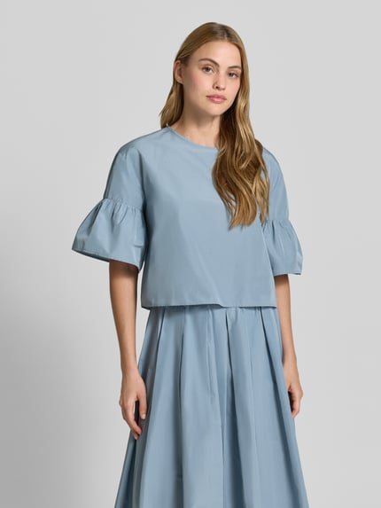 Modelka nosi Cropped Blusentop mit Baumwoll-Anteil Modell 'BREAK' od Weekend Max Mara, efekt: jednolity kolor, krój: pudełkowy krój, okrągły dekolt, zapięcie na guzik i oczko, rękaw: krótki rękaw, rozszerzane rękawy, jasnoniebieski, gładka tkanina, całkowity widok z przodu