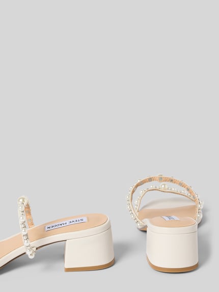 Produktfoto, Pantolette aus echtem Leder Modell 'Genessa' von Steve Madden, eckige Form, Perlen- und Ziersteinbesatz, Blockabsatz, glatte Sohle, offene Ferse, Farbe Beige, Absatzhöhe 4 cm