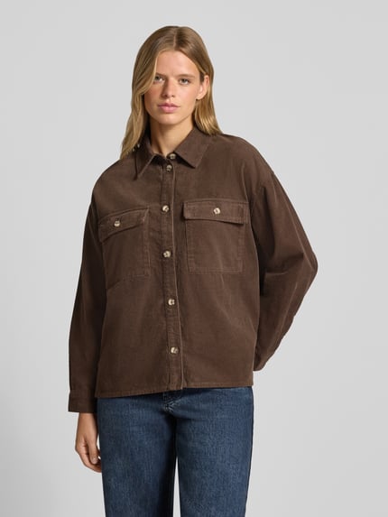 Frauenmodel trägt Relaxed Fit Hemdjacke aus reiner Baumwolle Modell 'MOXIE' von ONLY in Braun mit Knopfleiste, Damen Hemdjacke, Ganzkörperansicht von vorne.