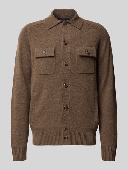 Produktfoto, Regular Fit Strickjacke aus Woll-Kaschmir-Mix mit Brusttaschen von Christian Berg Men in Braun, Knopfleiste, Umlegekragen, strukturierte Textur