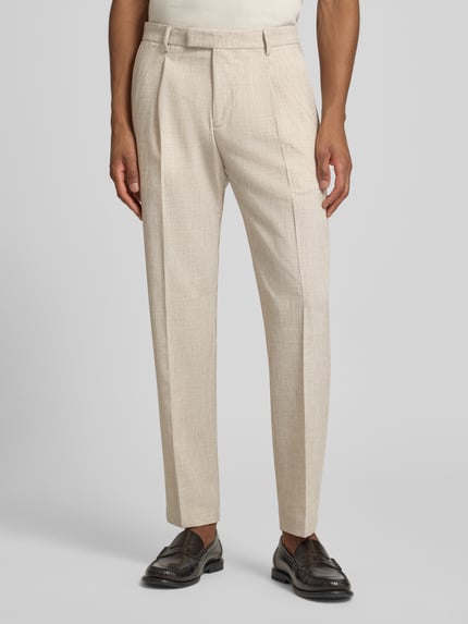Männermodel trägt Straight Fit Anzughose mit Viskose-Anteil Modell 'SALTO' von CINQUE im Elastischer-Material-Mix, Nahaufnahme Oberkörper. Herren Anzughose mit Bügelfalten, Eingriffstaschen und Gesäßtaschen, Haken- und Reißverschluss, Bundweite 47 cm, Innenbeinlänge 79 cm bei Größe 50.