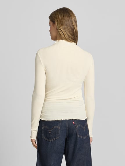 Frauenmodel trägt Slim Fit Langarmshirt aus Lyocell-Mix von Marc O'Polo Denim, Optik: unifarben, Muster: gestreift, hochgeschlossen, Ganzkörperansicht Rückansicht.