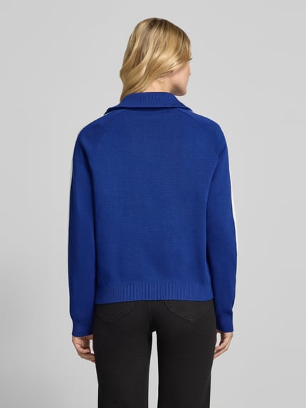 Frauenmodel trägt Sweatshirt aus Baumwollmix von Karo Kauer in Unifarben Blau mit Kontraststreifen und gerippten Abschlüssen, Ganzkörperansicht Rückansicht.