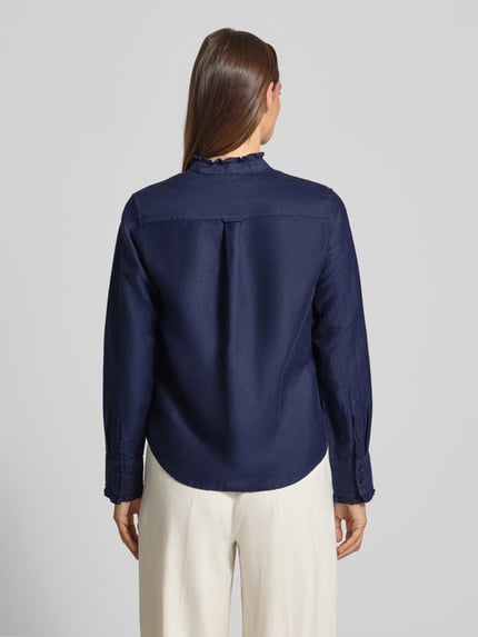 Frauenmodel trägt Regular Fit Bluse aus Leinen-Baumwoll-Mix mit Stehkragen von Gant, dunkelblau, Knopfleiste, Ganzkörperansicht Rückansicht, Rückenlänge 64 cm, Ärmellänge 63 cm, Größe 36.
