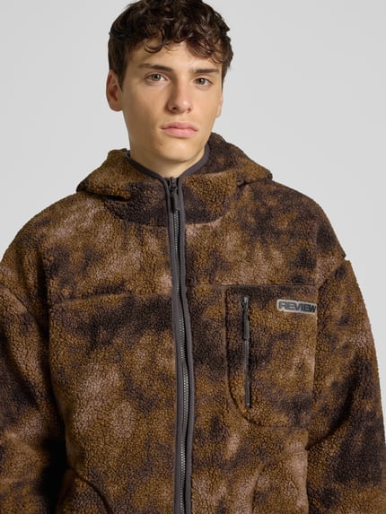 REVIEW Teddyfell Jacke mit Reißverschlusstasche und Label-Detail Dunkelbraun 3