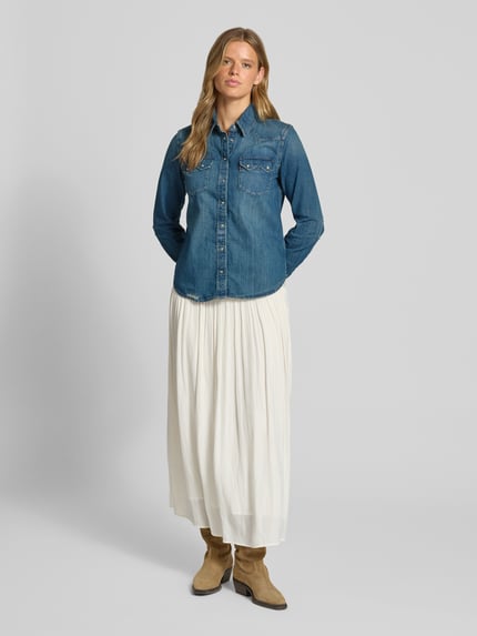 Vrouwenmodel draagt Relaxed Fit jeanshemd uit puur katoen van Levi's® 300, blauwe tinten, gestructureerd oppervlak, volledige lichaamsvoorzijde.