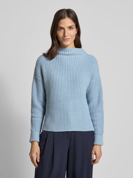 Vrouwenmodel draagt Regular Fit colpullover uit katoenmix Model 'SELMA' van Selected Femme, effen gestructureerd, grof tricot, lange mouw, geribde boorden, voorkant volledig zicht, grof textuur. Ganzkörperansicht von vorne.