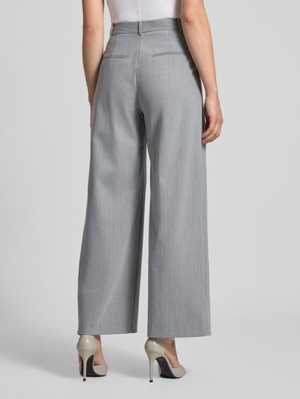 Frauenmodel trägt Fließende Anzughose in Mittelgrau Melange - curated by Viky Rader von Style Icon Collection, Relaxed Fit, Wide Leg, Kellerfalten, Knopf- und Reißverschluss, Bundweite 35 cm, Innenbeinlänge 77 cm, glatte Textur, Ganzkörperansicht Rückansicht