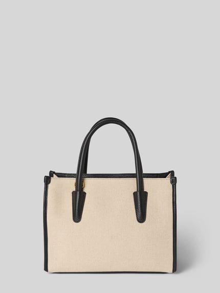 Produktfoto, cremefarbene Handtasche mit Label-Stitching von Coccinelle, schwarze Tragehenkel, Schulterriemen, Hauptfach mit Reißverschluss, Maße Breite 27 cm, Länge 20 cm, Tiefe 13 cm, Riemenlänge 105 cm, strukturierte Textur, Details aus glattem Leder.