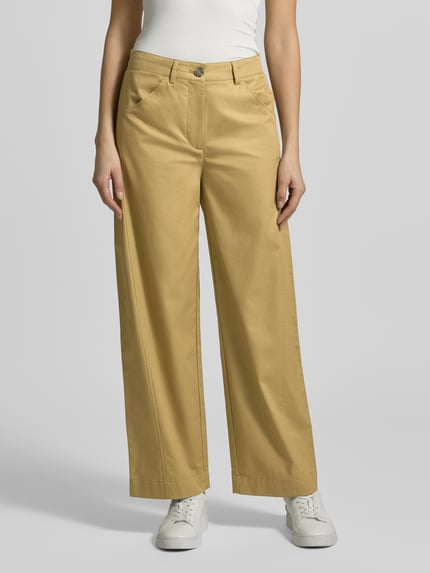 Frauenmodel trägt Wide Fit Hose mit Eingrifftaschen von JAKE*S STUDIO WOMAN in Beige, reine Baumwolle, Ganzkörperansicht von vorne