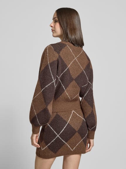 Frauenmodel trägt Pullover mit Ballonärmeln von VERO MODA mit Argyle-Muster in Braun, Stricktextur, cropped, Ganzkörperansicht Rückansicht.