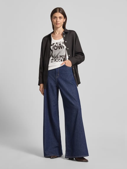 Vrouwenmodel draagt Slim Fit Top met strass-steentjes model 'Cape Town' van monari, katoenmix, statementprint, ruglengte 53 cm, full body vooraanzicht
