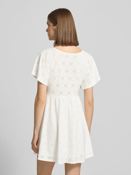 Frauenmodel trägt tailliertes Damen Freizeitkleid von Only, Modell 'Smilla', Ausbrenner-Effekt, Mini-Länge, Kurzarm, gerade Saum, Ganzkörperansicht Rückansicht.