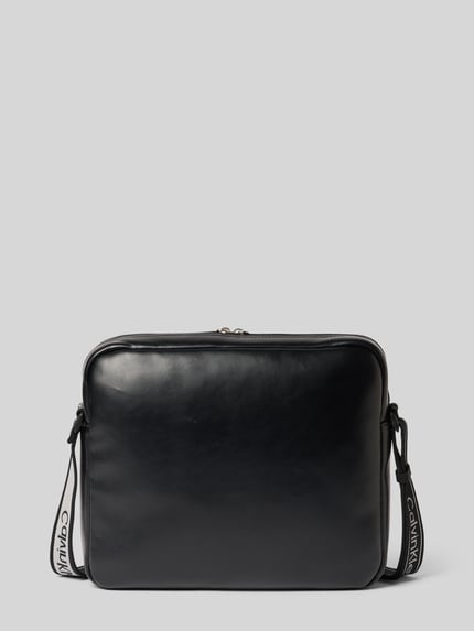 Produktfoto, schwarze Laptoptasche mit Label-Schriftzug Modell 'BOLD LOGO WEBBING LAPTOP' von CK Calvin Klein für Herren vor grauem Hintergrund
