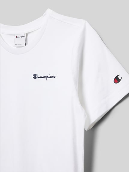 Produktfoto, weißes T-Shirt mit Label-Stitching und Rundhalsausschnitt von CHAMPION, glatte Struktur, kurze Ärmel, Größe 140, Rückenlänge 55 cm