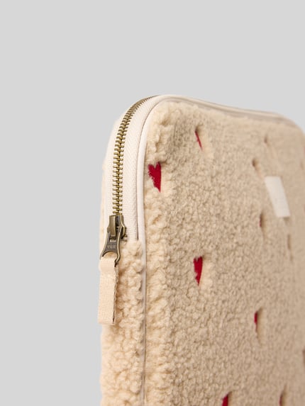 Studio Noos Laptoptasche aus Teddyfell mit Stitchings und Label-Detail Beige 3